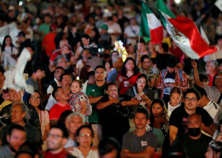 Sobre estas líneas y a la izquierda, simpatizantes de Claudia Sheinbaum Pardo celebran en el Zócalo, la madrugada del lunes 3, tras conocer los primeros resultados del conteo rápido en las elecciones. La morenista será la primera mujer presidenta de México