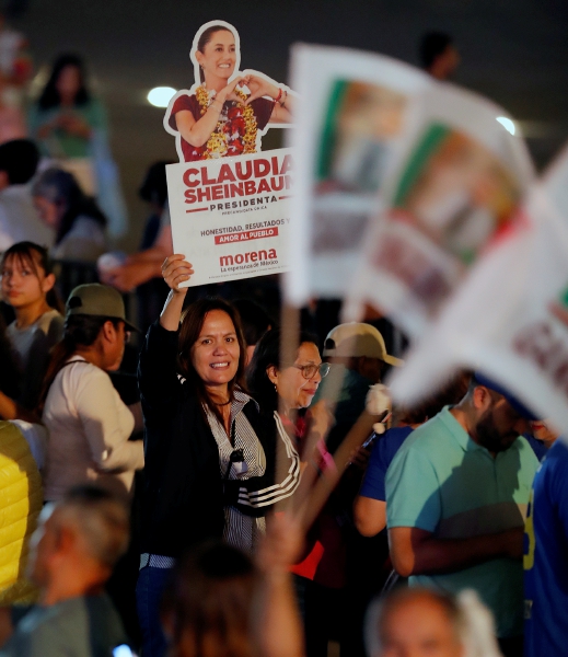 A pesar de la larga jornada dominical, morenistas celebraron en la madrugada del lunes