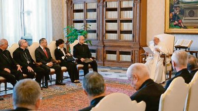 El papa Francisco lee su mensaje durante la audiencia a los integrantes de la Pontificia Comisión para América Latina, en Ciudad del Vaticano