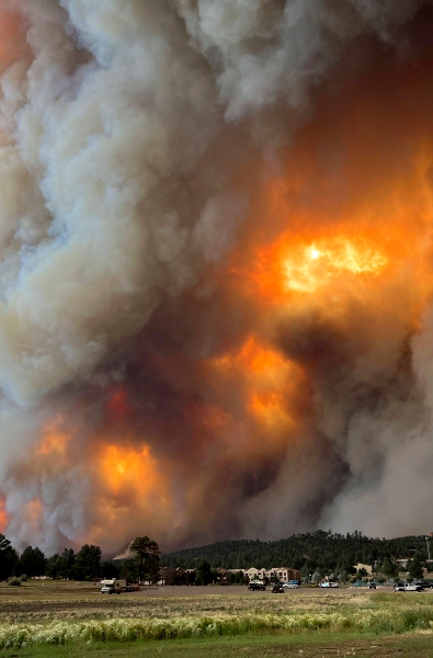 Aspecto de un incendio en la comunidad de Ruidoso, en Nuevo México, EE.UU.