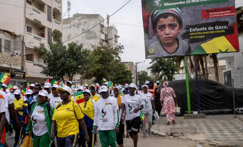 Activistas marchan en apoyo de Palestina en Dakar, Senegal. Más de 37,000 palestinos y más de 1,400 israelíes han muerto durante la guerra, según el Ministerio de Salud palestino y las Fuerzas de Defensa de Israel