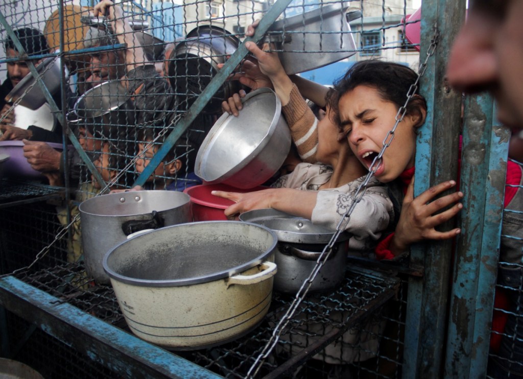 Palestinos suplican por comida en el campo de refugiados de Jabaliya, en la Franja de Gaza. El presidente Biden dijo que Israel está listo para continuar con la propuesta de tregua en Gaza