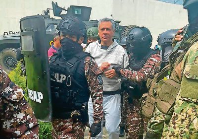 Jorge Glas, en el momento de ser detenido en el interior de la Embajada de México en Quito el 5 de abril pasado