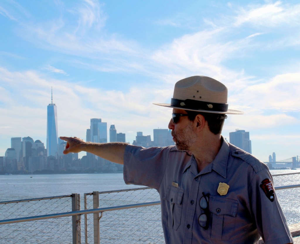 El jefe de relaciones publicas del Servicio Nacional de Parques (SNP), Jerry Willis, muestra la vista desde Isla de la Libertad. A la derecha, la Estatua de la Libertad