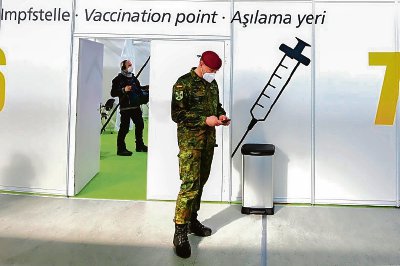 Un soldado alemán, en un nuevo centro de vacunación en Berlín, antes de su apertura el 8 de marzo de 2021