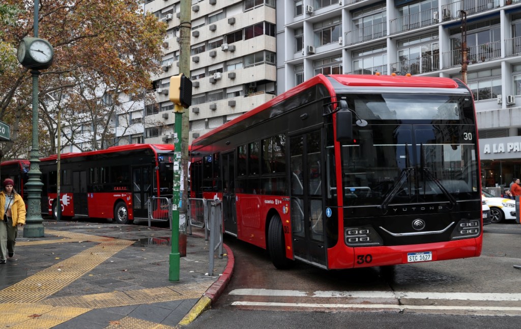 En el marco del Día Mundial del Medioambiente, el gobierno de Montevideo, Uruguay, anunció ayer la incorporación de veinte de estos autobuses eléctricos, un avance que, destacó, representa una disminución de las emisiones de dióxido de carbono de la capital uruguaya en 64 toneladas por vehículo cada año