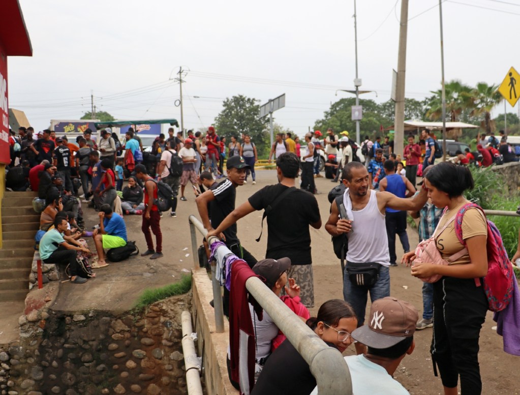 Migrantes permanecen varados en espera de resolver su situación migratoria, ayer jueves, en el municipio de Tapachula, Chiapas. La frontera de México con Centroamérica también resentirá la restricción al asilo y la agilización de las deportaciones impuestas por Estados Unidos esta semana, pues activistas y migrantes temen un nuevo cuello de botella en la región