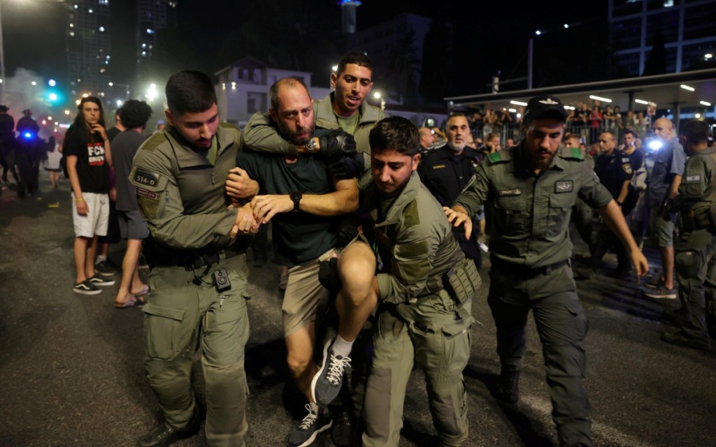 Detenciones durante una manifestación en Kirya, en Tel Aviv, Israel, para pedir al gabinete de guerra israelí que firme un acuerdo de rehenes