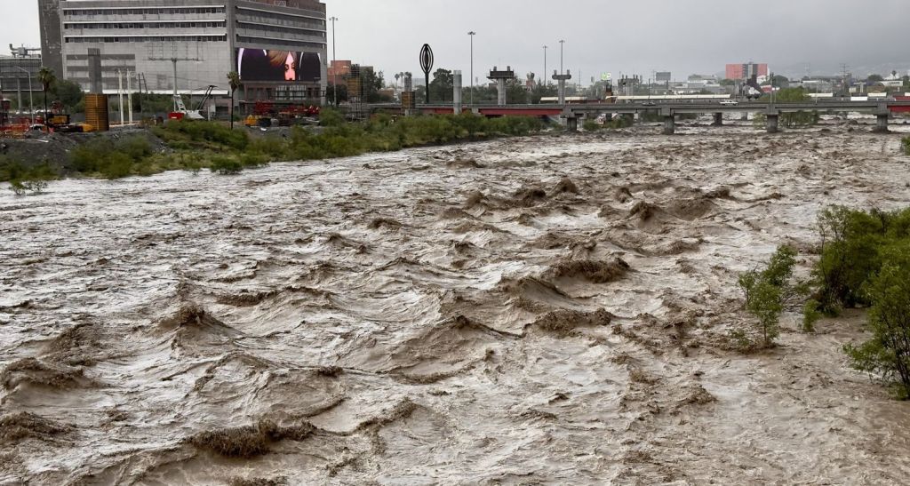 Desborde del río Santa Catarina y colapso de carretera Monterrey-Saltillo, algunos de los daños por el paso de "Alberto"