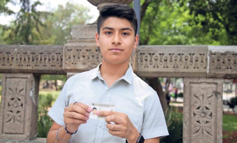 Óscar, de 18 años, se dice emocionado y listo para su primer voto