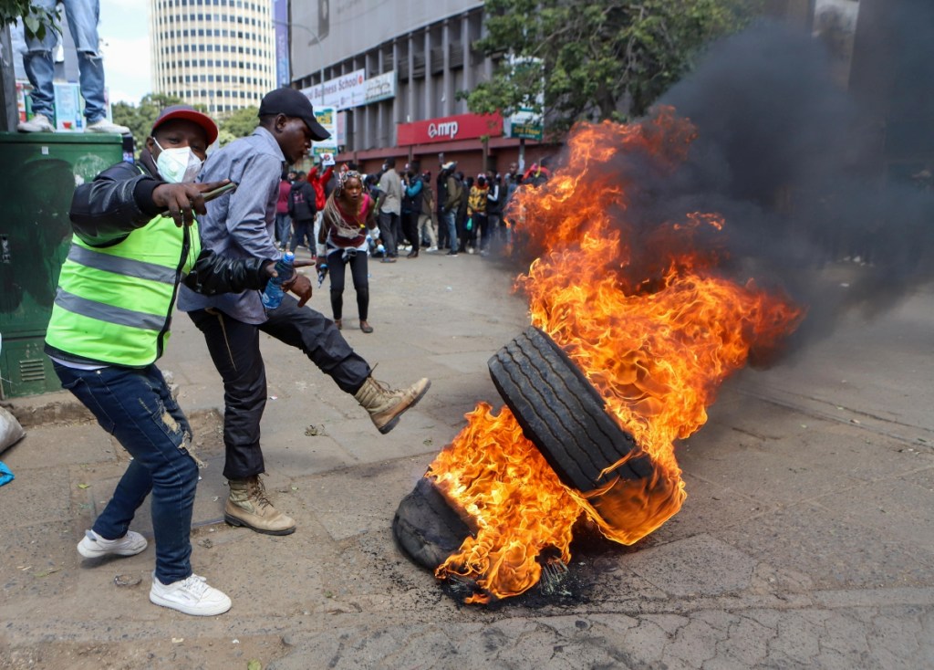 Manifestantes incendian neumáticos durante una protesta cerca del Parlamento de Kenia, en Nairobi