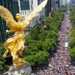 Cientos de miles de personas pintaron con los colores de la diversidad las principales calles de la capital del país. En la imagen, una vista de Paseo de la Reforma con el Ángel de la Independencia al frente