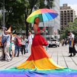 En la marcha del Orgullo, los participantes pidieron a las autoridades más inclusividad y espacios seguros para la gente LGTBI. A la derecha, un vendedor de collares con los colores de la diversidad