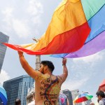 Óscar, quien viajó desde Monterrey para vivir su primer marcha del Orgullo en la capital, dijo que este evento es una oportunidad para dignificar la historia de muchas personas del movimiento, así como para defender los derechos de esta comunidad y exigir respeto a la diversidad