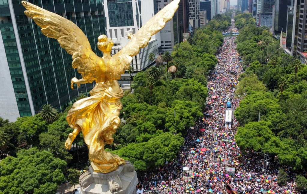 Cientos de miles de personas pintaron con los colores de la diversidad las principales calles de la capital del país. En la imagen, una vista de Paseo de la Reforma con el Ángel de la Independencia al frente