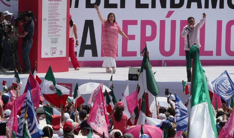 Un cartel de la candidata presidencial de Morena, Claudia Sheinbaum, se alza sobre sus simpatizantes en su mitin de inicio de campaña en el Zócalo de Ciudad de México, el 1 de marzo de 2024. A la izquierda, la candidata de la oposición, Xóchitl Gálvez, en un acto de campaña, el 19 de mayo de 2024, también en el Zócalo