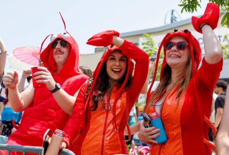 Espectadores con disfraces de langosta observan el desfile anual de sirenas de Coney Island en el barrio de Brooklyn de Nueva York. Se calcula que más de 200,000 personas asistieron al popular evento