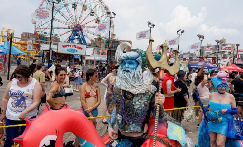 Una persona disfrazada de Neptuno marcha durante el desfile de ayer