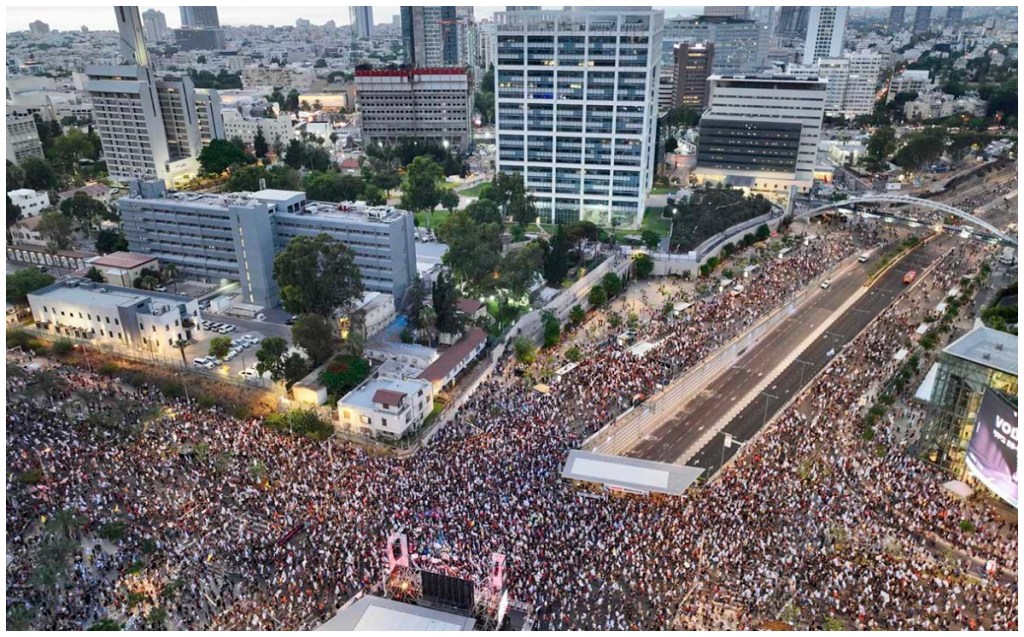 Miles de personas en varias ciudades de Israel exigen la renuncia de Netanyahu como primer ministro ante guerra contra Hamás.