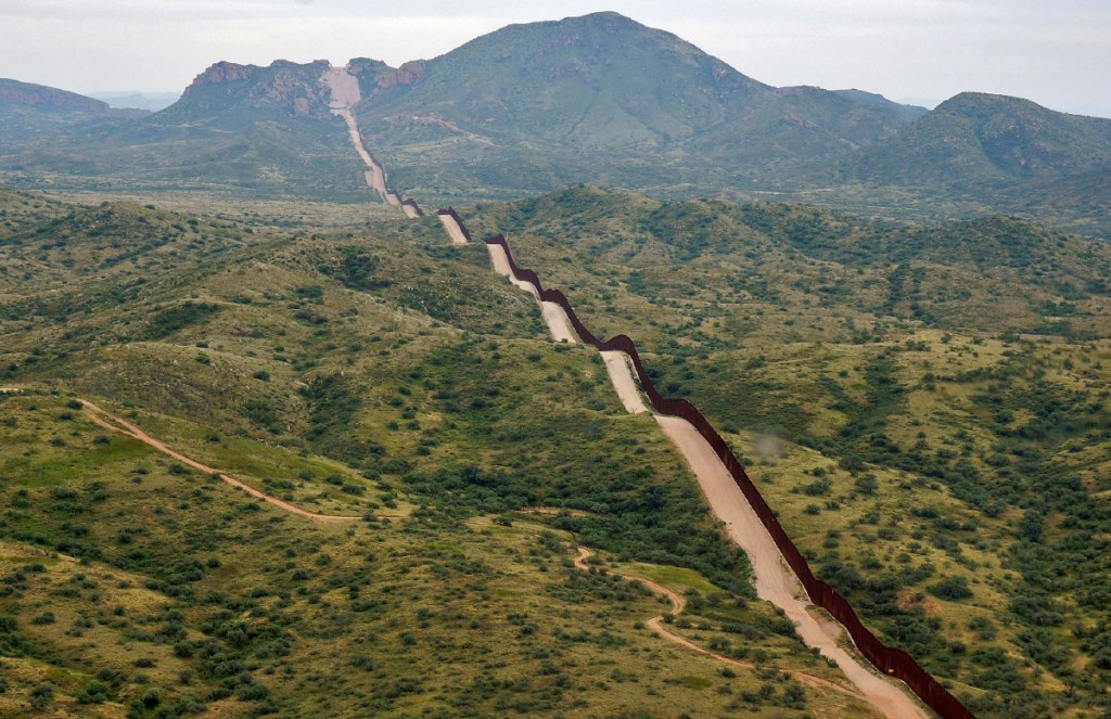 La frontera entre Estados Unidos y México atraviesa el desierto de Sonora en la base de las montañas Baboquivari, cerca de Sasabe