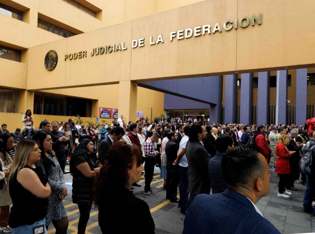 Trabajadores del Poder Judicial de la Federación se reunieron en la explanada de los Tribunales Colegiados Penales para advertir que no permitirán una reforma destructiva