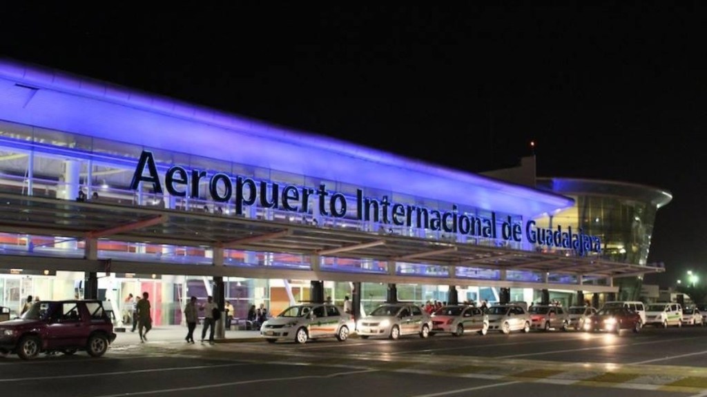 Detienen en el Aeropuerto de Guadalajara a mujer que pretendía viajar a Tijuana con presunta cocaína oculta en su faja