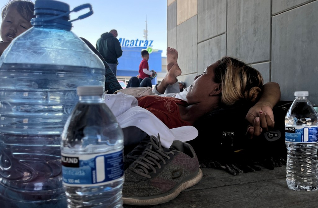 Ante las altas temperaturas en Ciudad Juárez, migrantes han dejado de acampar en el río Bravo, frontera natural entre México y EE.UU., para refugiarse bajo un puente vial cercano a los puntos de cruce