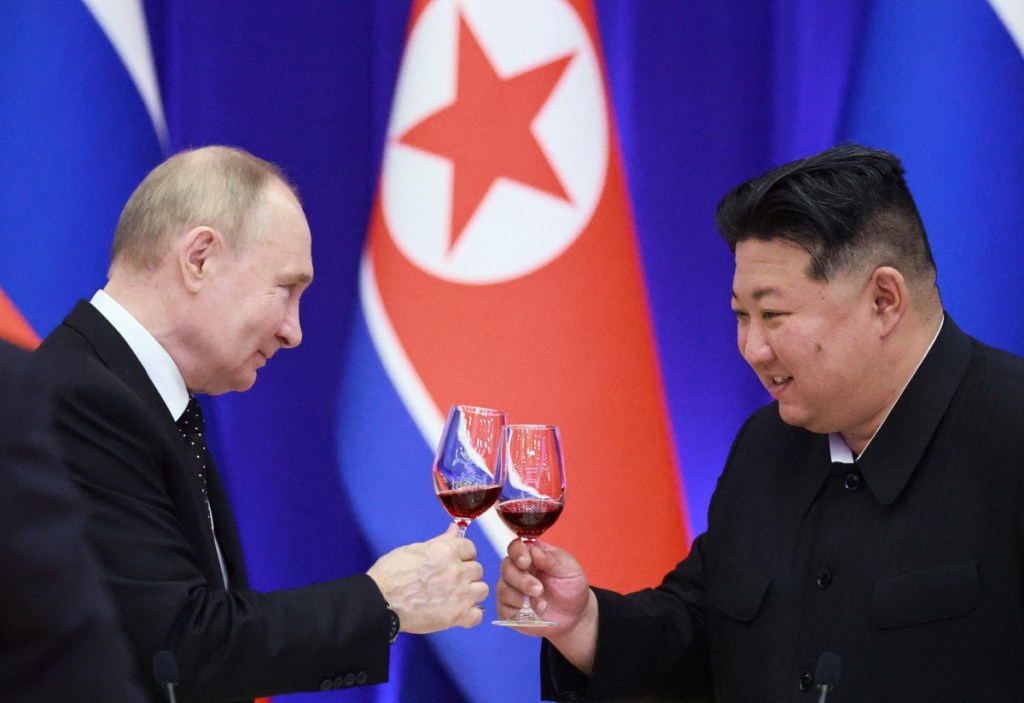El presidente ruso, Vladimir Putin, y el líder norcoreano, Kim Jong Un, hacen un brindis durante una recepción de Estado de ayer en Pyongyang