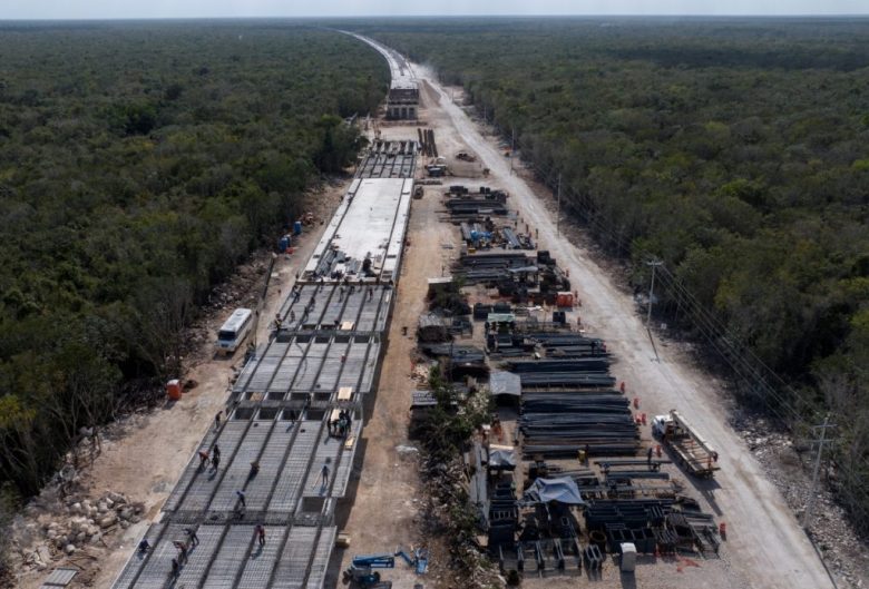 Analistas señalaron que el próximo gobierno será presionado por las obras insignia del actual presidente de México, Andrés Manuel López Obrador, pues proyectos como el AIFA, el Tren Maya y la refinería de Dos Bocas registran sobrecostos y retrasos comprometiendo las finanzas públicas