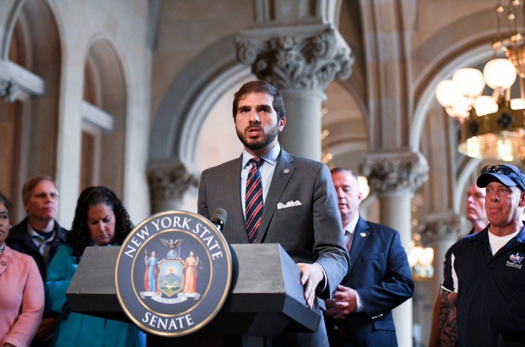 El senador de Nueva York Andrew Gounardes, promotor de pionero proyecto de ley, en rueda de prensa