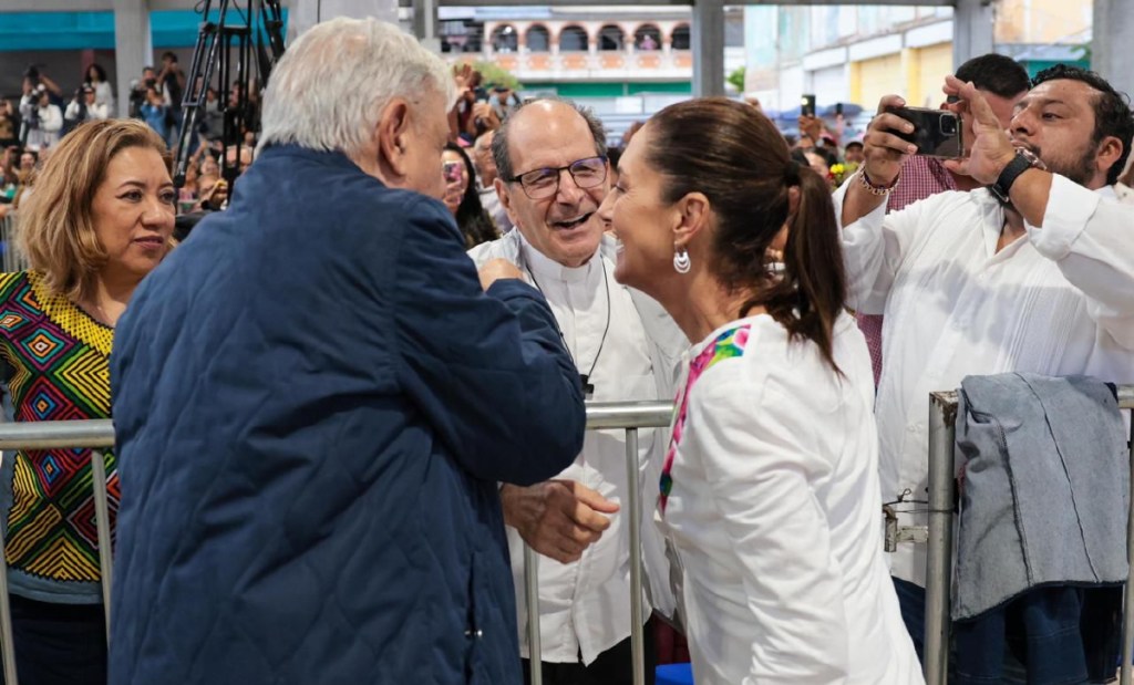 El sacerdote Alejandro Solalinde Guerra se acercó a saludar al presidente Andrés Manuel López Obrador y a su sucesora, Claudia Sheinbaum Pardo, ayer en la ciudad de Matías Romero, en el estado de Oaxaca