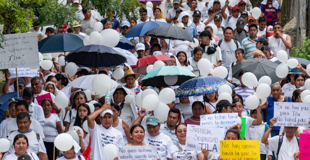 Miles de pobladores desplazados de sus hogares por la violencia exigen que se garantice la seguridad en Tila, Chiapas