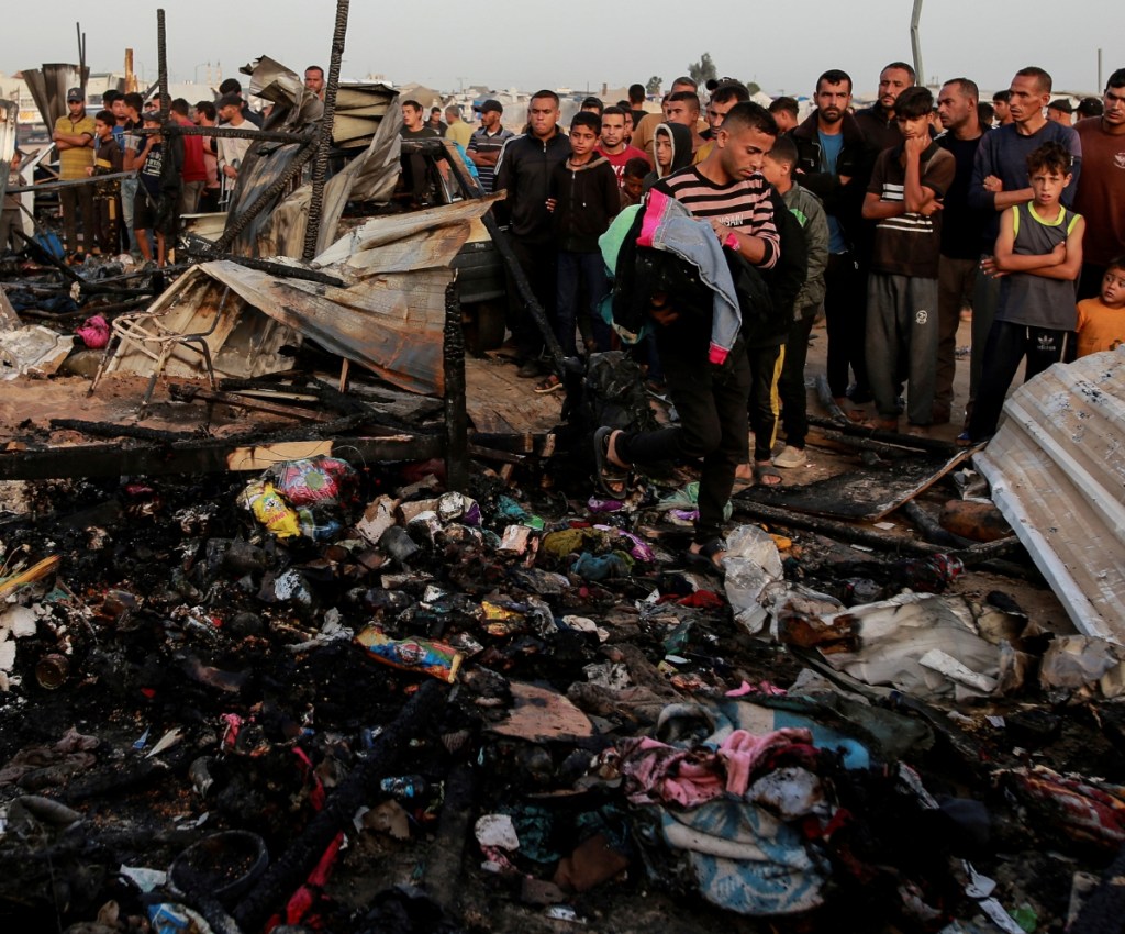 Personas observan la destrucción tras los ataques que el ejército israelí provocó en la ciudad de Rafah