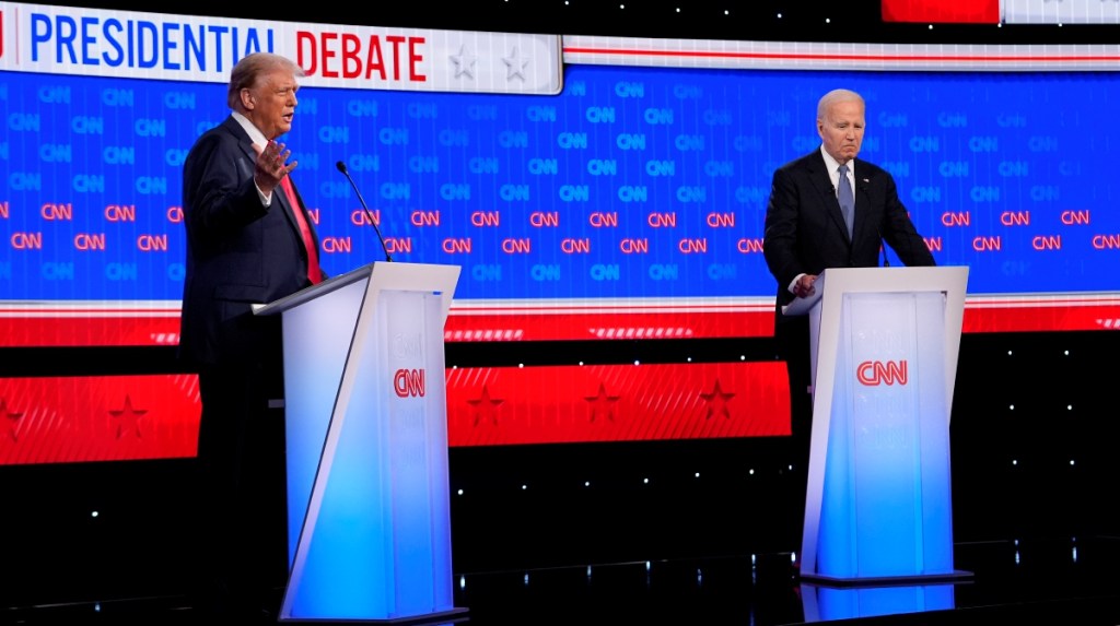 El presidente Joe Biden (derecha) escucha mientras el candidato republicano a la presidencia, el expresidente Donald Trump, habla durante el debate realizado ayer en Atlanta