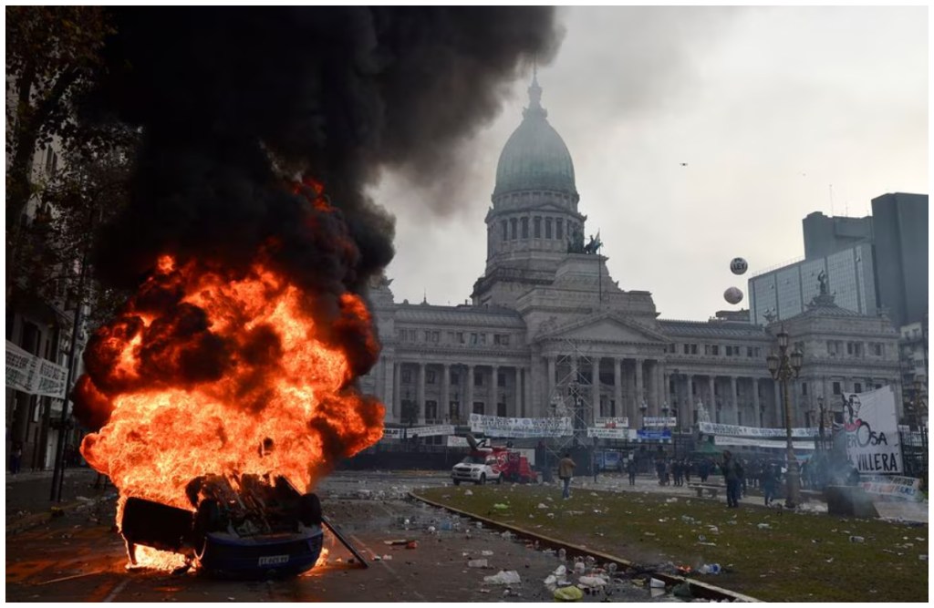 Manifestación contra 'Ley Base' de Milei se torna violenta ante fuerte represión de la policía en los alrededores del Congreso