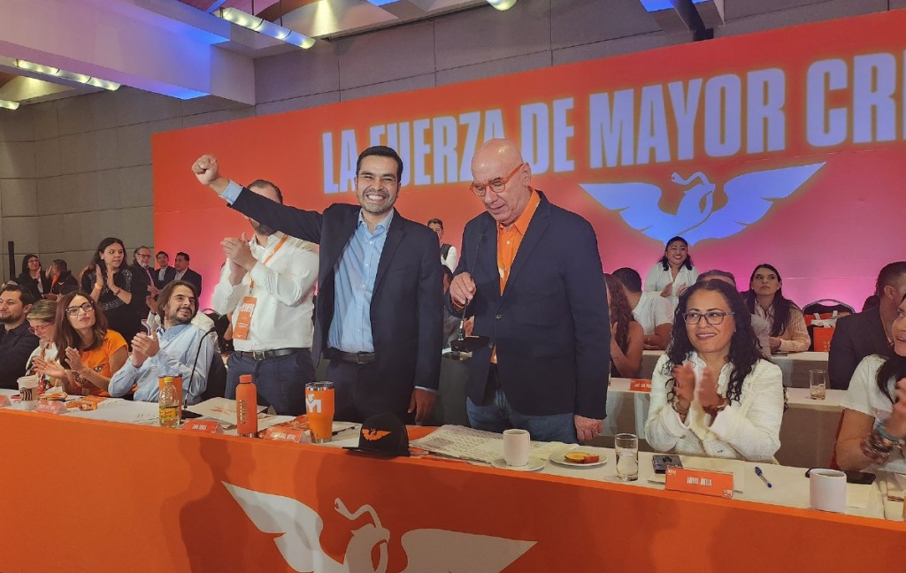 Jorge Álvarez Máynez, arriba junto al líder de MC, Dante Delgado, reapareció en el Consejo Nacional