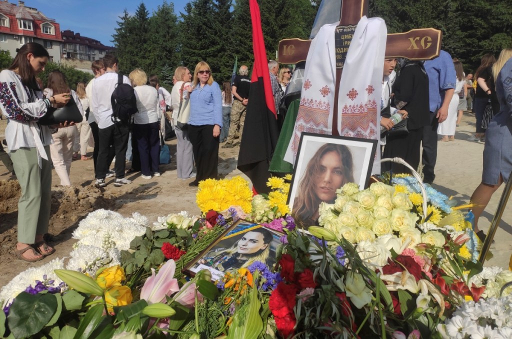 Ceremonia de despedida de Irina Tsibuj, médico de combate voluntaria de 25 años, asesinada durante una misión de evacuación a finales de mayo en el frente de Járkov, ayer martes en Leópolis, Ucrania
