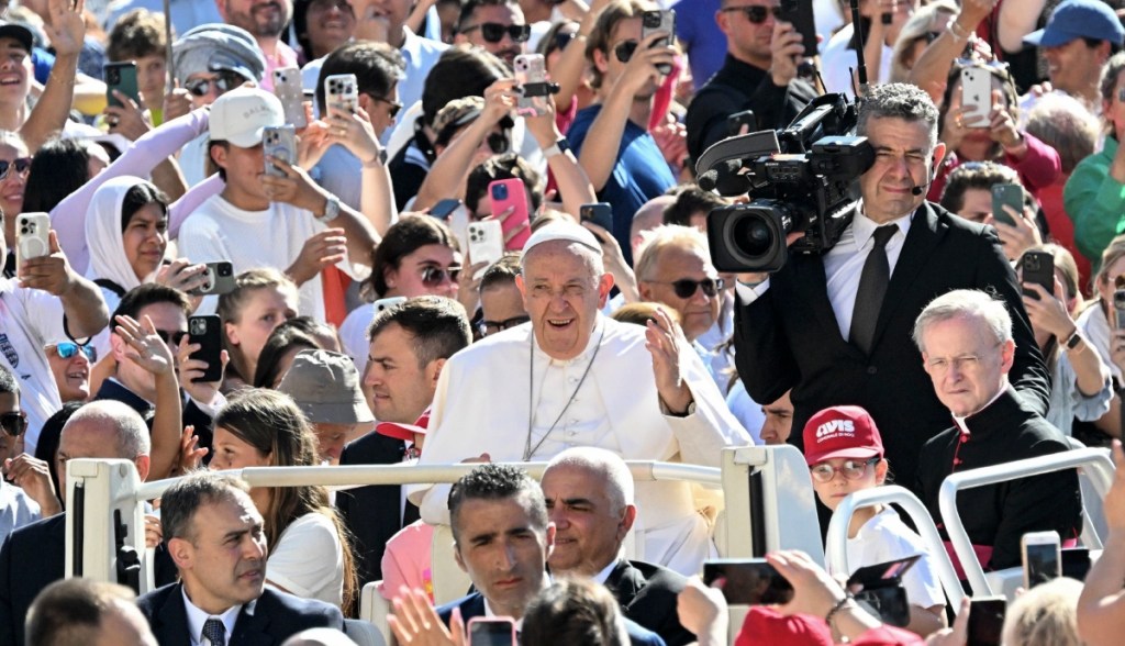 El Papa saluda a los fieles luego de su audiencia de ayer, en la Plaza de San Pedro, en el Vaticano