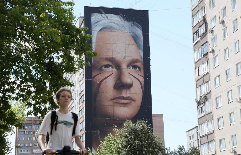 Liberan a Julian Assange