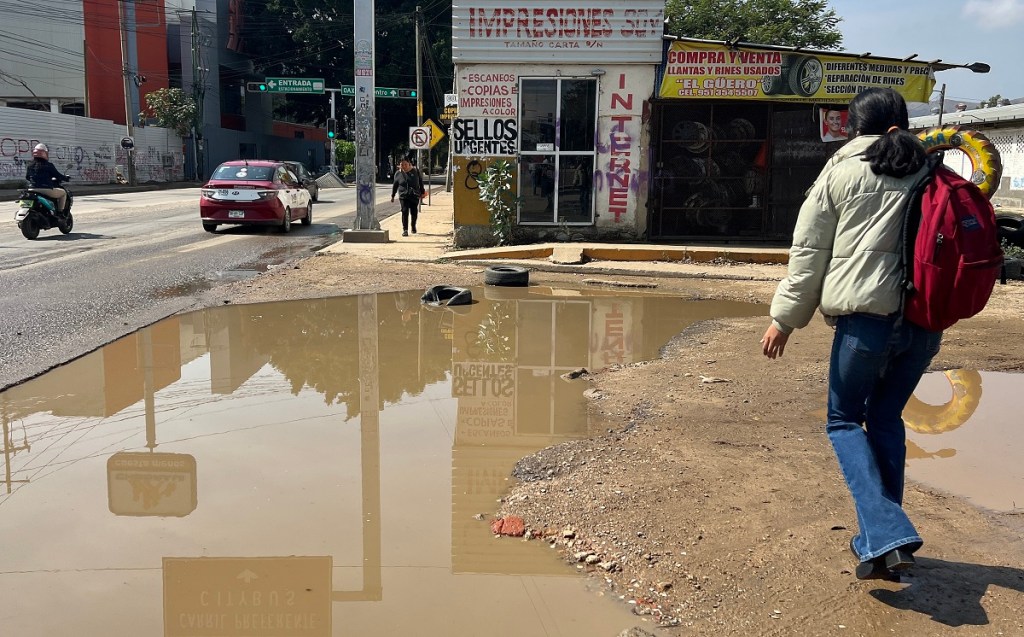 Charcos y llantas con agua son potenciales criaderos del mosco transmisor del dengue. La imagen, de EFE, es de Oaxaca