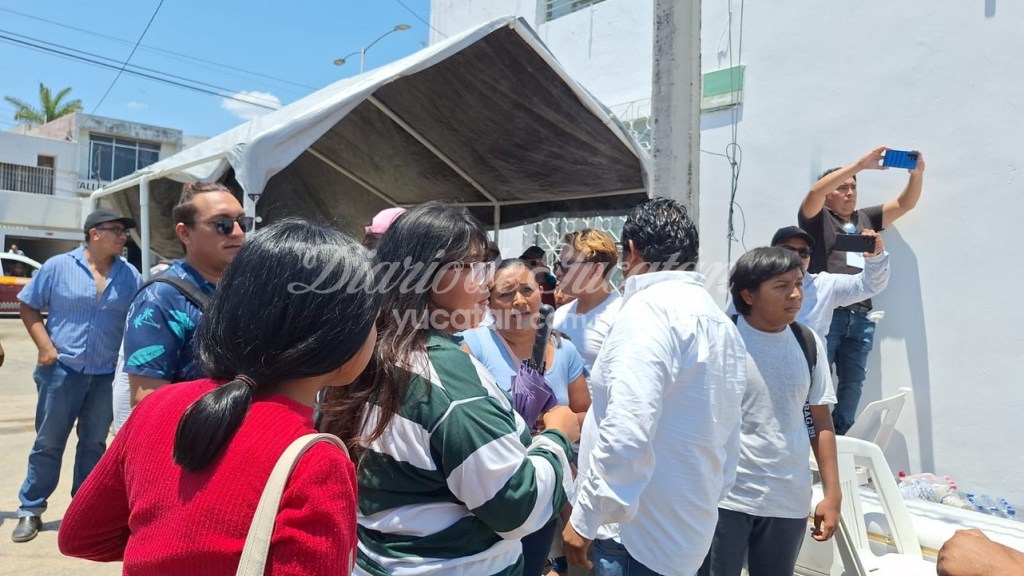 Simpatizantes de Morena y Movimiento Ciudadano se enfrentan por unos toldos durante el recuento de votos en Campeche