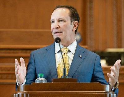 El gobernador republicano de Luisiana, Jeff Landry, en una conferencia de prensa
