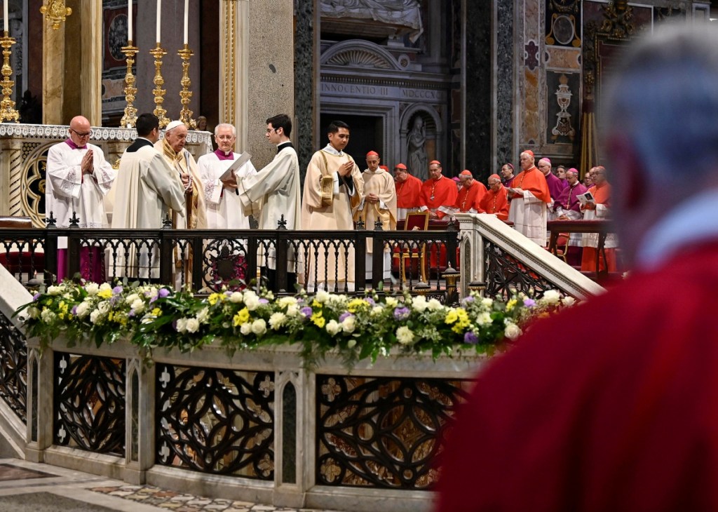 El papa Francisco preside la celebración de la Fiesta del Corpus Domini, en la Basílica de San Juan de Letrán, en Roma, Italia, el 2 de junio