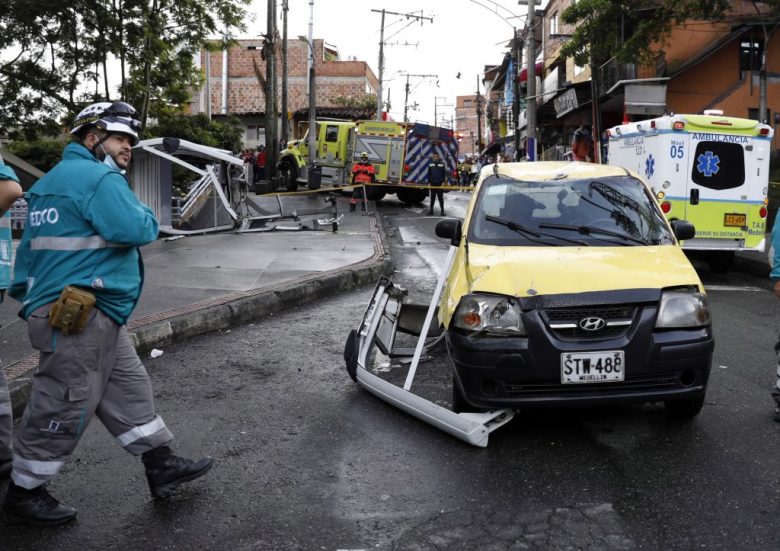 Se desploma una cabina del teleférico de Medellín