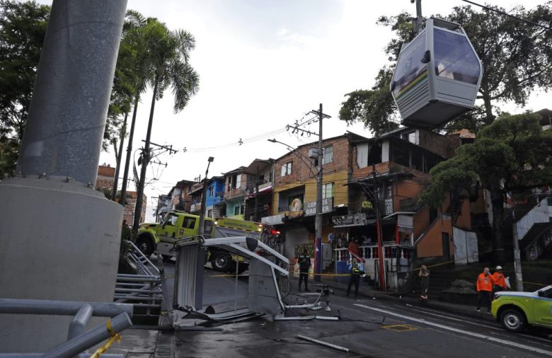 Se desploma una cabina del teleférico de Medellín