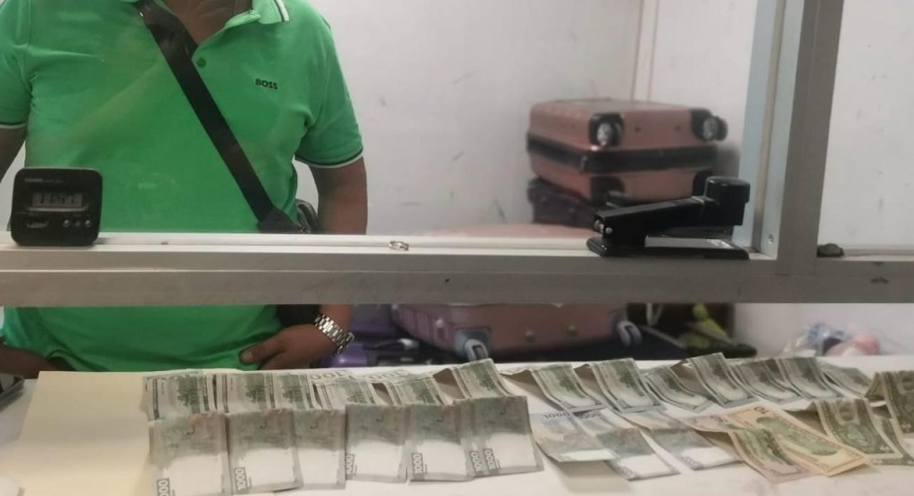 Viajero olvida más de 30 mil pesos en efectivo en el AICM, en billetes nacionales e incluso dólares. Esto pasó con su dinero.