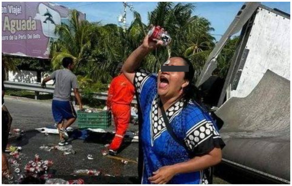 Sorprende rapiña masiva tras volcadura de cerveza en Carmen, Campeche: Hasta se "bañan" con la bebida alcohólica