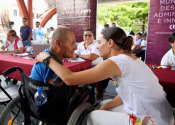 Ana Paty Peralta Escucha y Soluciona Peticiones de Ciudadanos en SM 93