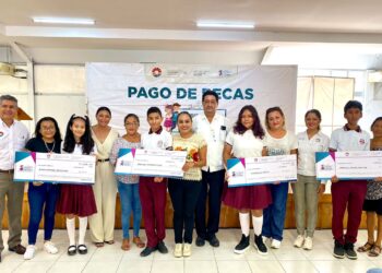 Entrega Gobierno de Cancún 799 Becas a Estudiantes de Secundaria en Cancún para Impulsar la Educación