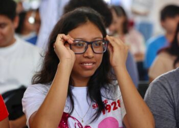 Autoridades Entregan Lentes a Jóvenes de Cancún en el Programa «Lentes para Todos»